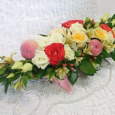 Композиция на стол с персиками