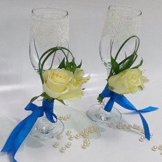 Свадебные бокалы с живыми цветами