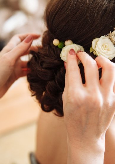 Прическа на свадьбу изкий пучок с плетением (Е21110) - Свадебный стилист Елена Русских...